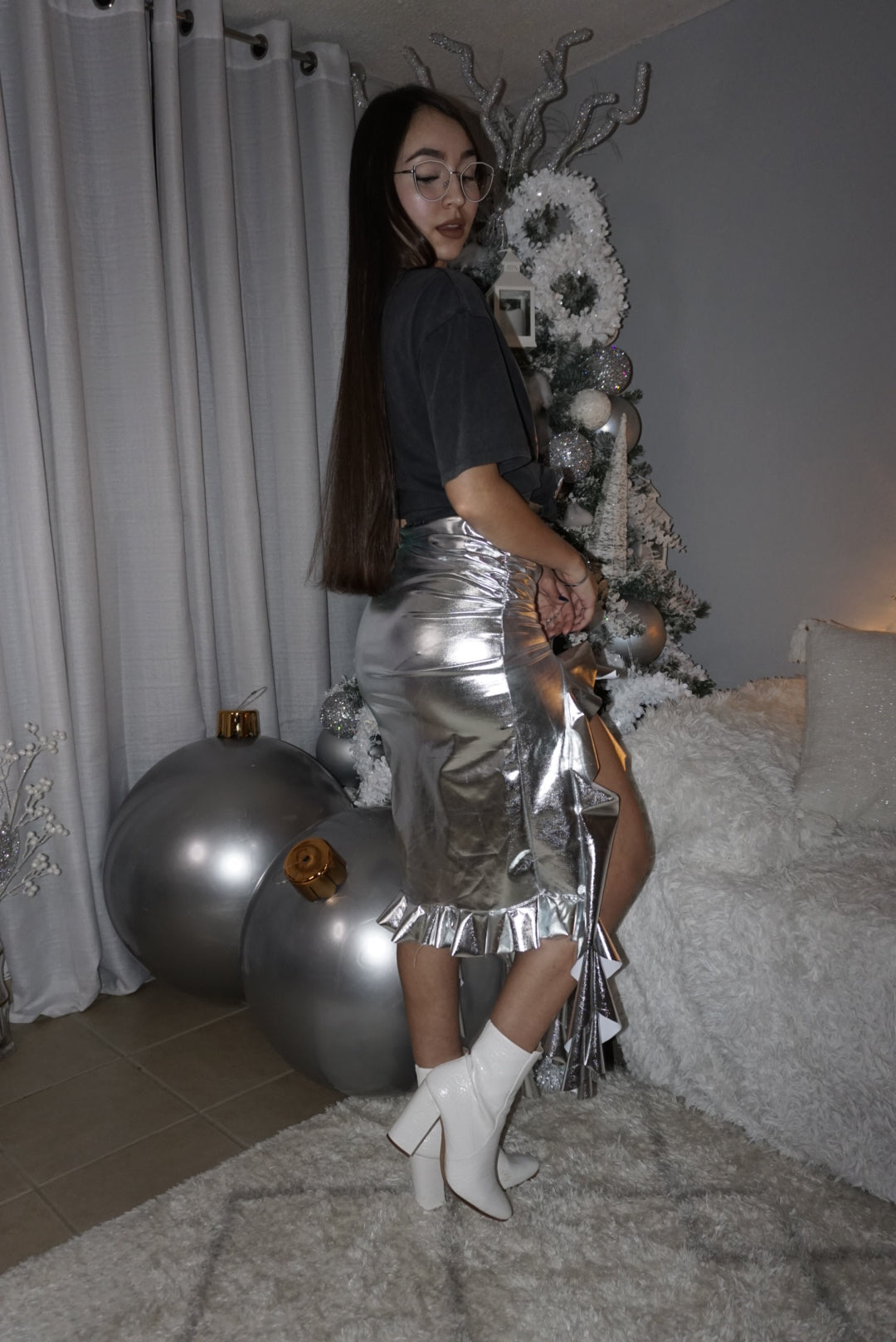 Slitted metallic skirt